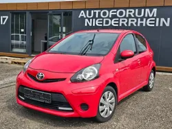 Super red v Gebraucht 2014 Toyota Aygo Cool Kleinwagen | 3.200 € (Fairer Preis)