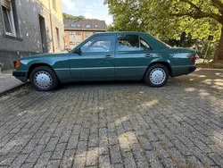 Grün Gebraucht 1989 Mercedes E250 Limousine | 12.950 €