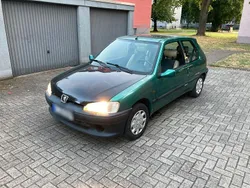 Grün Gebraucht 1997 Peugeot 106 Roland Garros Kleinwagen | 900 € (Guter Preis)