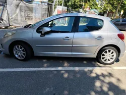Silber Gebraucht 2010 Peugeot 207 Kleinwagen | 3.500 € (Etwas zu teuer)