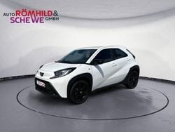 Schneeweiß Gebraucht 2023 Toyota Aygo X-play Kleinwagen | 15.590 € (Fairer Preis)