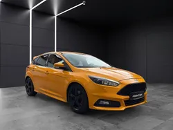 Gelb Gebraucht 2015 Ford Focus ST-Line Limousine | 10.490 € (Fairer Preis)