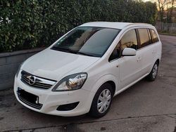 Weiß Gebraucht 2012 Opel Zafira Family Van / Kleinbus | 4.200 € (Fairer Preis)