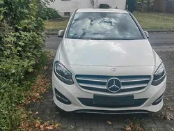 Weiß Gebraucht 2015 Mercedes B180 Van / Kleinbus | 8.500 € (Fairer Preis)