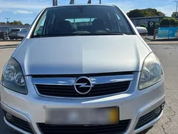 Beige Gebraucht 2005 Opel Zafira Van / Kleinbus | 2.800 €