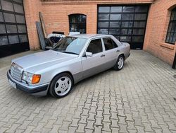 Silber Gebraucht 1991 Mercedes E260 Limousine | 7.999 €