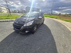 Lackierung schwarz perla Gebraucht 2015 Peugeot 208 Style Kleinwagen | 7.200 € (Etwas zu teuer)