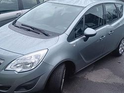 Silber Gebraucht 2010 Opel Meriva Edition Van / Kleinbus | 3.340 € (Etwas zu teuer)