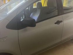 Grau Gebraucht 2010 Toyota Yaris Cool Limousine | 1.650 € (Guter Preis)