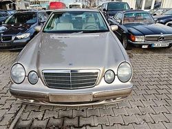 Gold Gebraucht 2000 Mercedes E240 Limousine | 2.750 €