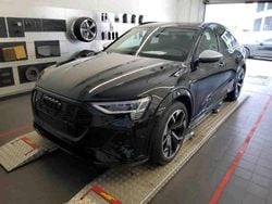 Mythosschwarz metall (metallic) Gebraucht 2021 Audi e-tron Advanced SUV | 39.899 € (Superpreis)