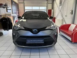 Sodalithblau metallic / dach schwarz Gebraucht 2023 Toyota C-HR Team SUV | 35.699 € (Teuer)