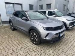 Grau (kontrast grau) Gebraucht 2024 Opel Mokka-e Ultimate SUV | 37.990 €