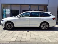 Moon white perleffekt Gebraucht 2024 Skoda Octavia Ambition Kombi | 26.950 € (Fairer Preis)