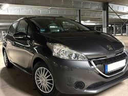Grau Gebraucht 2015 Peugeot 208 Active Kleinwagen | 5.500 € (Guter Preis)