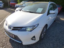Weiß Gebraucht 2014 Toyota Auris Hybrid Executive Kombi | 13.860 € (Etwas zu teuer)