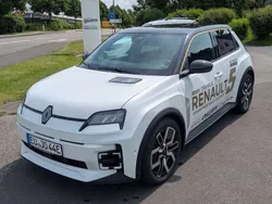 Perlmuttweiß/schwarz Gebraucht 2025 Renault R5 Komfort Kleinwagen | 29.999 € (Guter Preis)