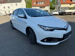Weiß Gebraucht 2017 Toyota Auris Hybrid Edition-S Limousine | 11.990 € (Guter Preis)