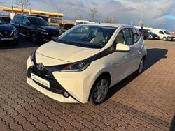 Pianosaweiß Gebraucht 2017 Toyota Aygo X-play Kleinwagen | 9.900 € (Guter Preis)