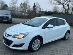 Weiß Gebraucht 2012 Opel Astra Selection Limousine | 6.498 € (Etwas zu teuer)
