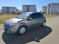 Grau Gebraucht 2010 Renault Clio II Kleinwagen | 2.450 € (Etwas zu teuer)