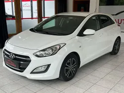 Weiß Gebraucht 2016 Hyundai i30 Classic Limousine | 5.999 € (Superpreis)