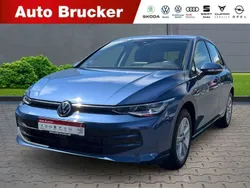 Blau Gebraucht 2024 VW Golf VIII Life Limousine | 22.790 € (Guter Preis)