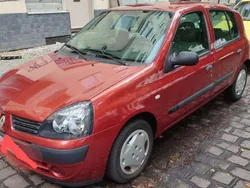 Rot Gebraucht 2005 Renault Clio II Kleinwagen | 2.200 € (Etwas zu teuer)