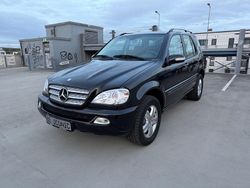 Schwarz Gebraucht 2005 Mercedes ML270 Edition 1 SUV | 15.890 €