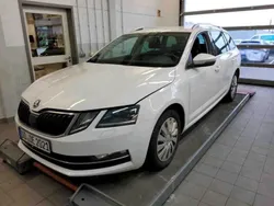 Candyweiss Gebraucht 2019 Skoda Octavia Premium Edition Kombi | 11.490 € (Superpreis)