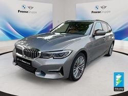 Grau Gebraucht 2022 BMW 330e Luxury Line Kombi | 33.990 € (Fairer Preis)