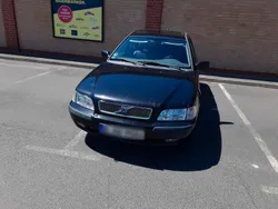 Schwarz Gebraucht 2002 Volvo V40 Kombi | 500 € (Superpreis)