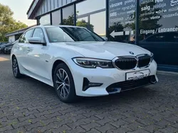 Weiß Gebraucht 2022 BMW 320e Sport Line Limousine | 29.890 € (Guter Preis)