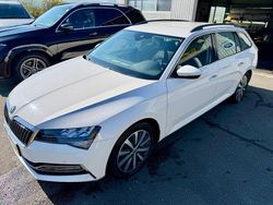 Weiß Gebraucht 2021 Skoda Superb Ambition Kombi | 15.000 € (Guter Preis)