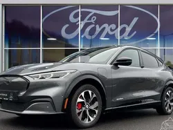 Carbonized gray/asher gray Neu 2025 Ford Mustang Mach-E Premium SUV | 57.935 € (Fairer Preis)