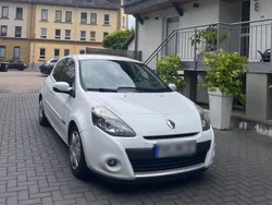 Weiß Gebraucht 2009 Renault Clio II Dynamique Limousine | 2.695 € (Etwas zu teuer)
