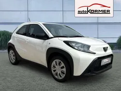 Schneeweiß Gebraucht 2024 Toyota Aygo Business Edition Kleinwagen | 14.990 € (Guter Preis)
