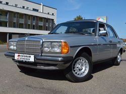 Silber Gebraucht 1984 Mercedes 230 Limousine | 6.950 €