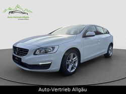 Weiß Gebraucht 2016 Volvo V60 Momentum Kombi | 12.900 € (Fairer Preis)