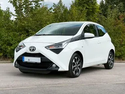 Weiß Gebraucht 2019 Toyota Aygo X-play Kleinwagen | 8.695 € (Fairer Preis)