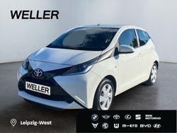Weiss Gebraucht 2016 Toyota Aygo X-play Kleinwagen | 7.990 € (Fairer Preis)