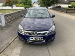 Blau Gebraucht 2010 Opel Astra Innovation Kombi | 2.800 € (Fairer Preis)