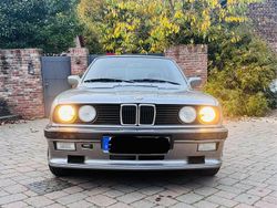 Grau Gebraucht 1987 BMW 325 Limousine | 17.999 €