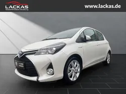 Weiss Gebraucht 2015 Toyota Yaris Hybrid Club Limousine | 13.449 € (Fairer Preis)