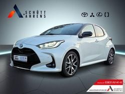 Weiß Gebraucht 2021 Toyota Yaris Hybrid Style Limousine | 18.490 € (Fairer Preis)