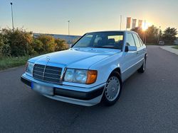 Weiß Gebraucht 1991 Mercedes E230 Limousine | 10.500 €