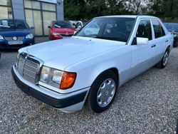 Weiß Gebraucht 1990 Mercedes 200 Limousine | 4.900 €