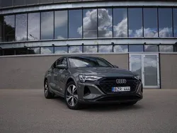 Grau Gebraucht 2023 Audi Q8 Sportback e-tron Sport SUV | 59.200 €