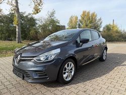 Grau Gebraucht 2017 Renault Clio IV LIMITED Limousine | 8.900 € (Fairer Preis)