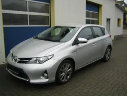 Platinsilber metallic Gebraucht 2013 Toyota Auris Hybrid Edition Limousine | 13.990 € (Teuer)